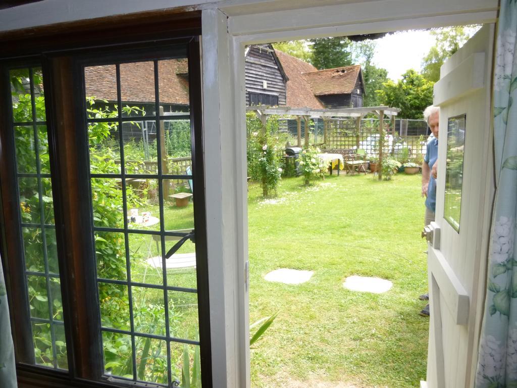 Church Hall Farm Bed And Breakfast 브록스테드 객실 사진