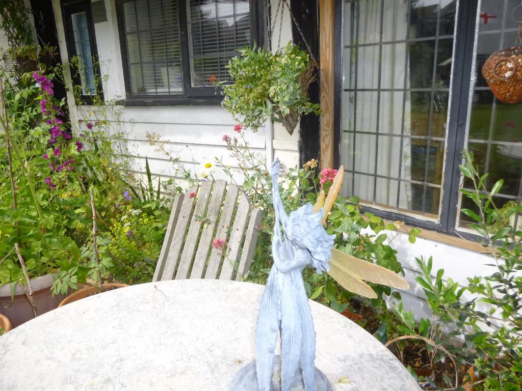 Church Hall Farm Bed And Breakfast 브록스테드 외부 사진