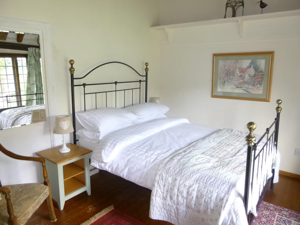 Church Hall Farm Bed And Breakfast 브록스테드 객실 사진