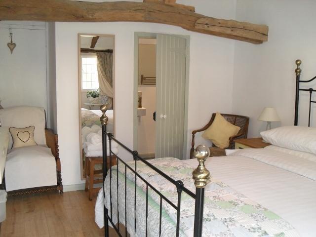 Church Hall Farm Bed And Breakfast 브록스테드 객실 사진