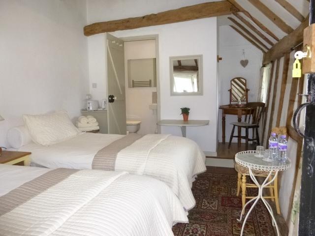 Church Hall Farm Bed And Breakfast 브록스테드 객실 사진